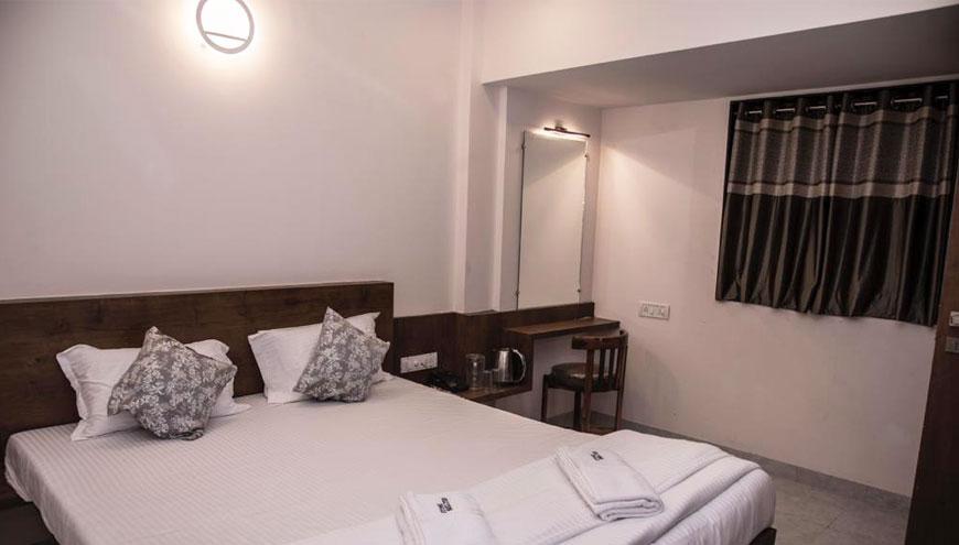 stone-shelter-hotel-mahabaleshwar/rooms/deluxe-room-01.jpg
