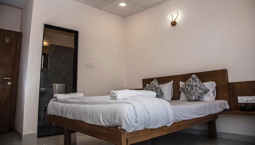 stone-shelter-hotel-mahabaleshwar/rooms/deluxe-room-02.jpg